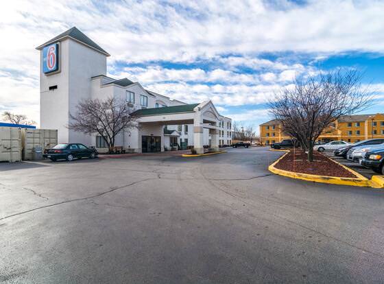 Motel 6 Harvey, IL allows check-in for 18 year-old guests