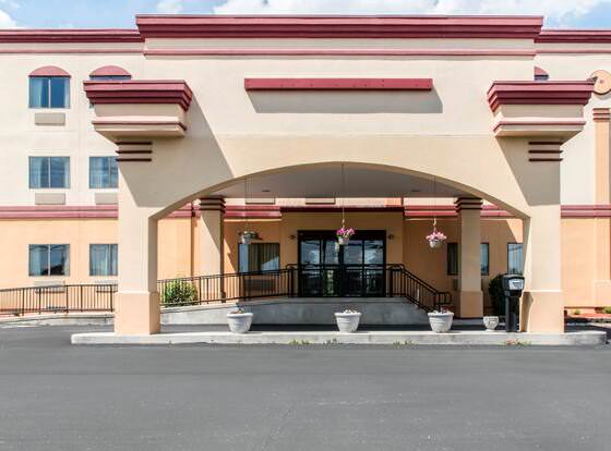 Econo Lodge allows check-in for 18 year-old guests