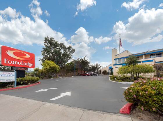 Econo Lodge Bay Breeze allows check-in for 18 year-old guests
