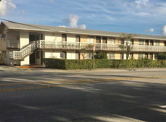 Miami Airport Apartment Inn allows check-in for 18 year-old guests