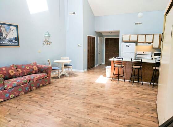 Plantation 14-e allows check-in for 18 year-old guests