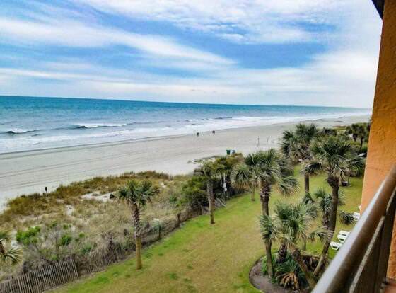 Caravelle 422 allows check-in for 18 year-old guests