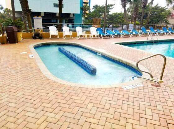 Caravelle 622 allows check-in for 18 year-old guests