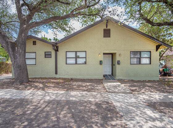 Cozy Downtown Guest House 2br/1ba Sleeps 8 allows check-in for 18 year-old guests