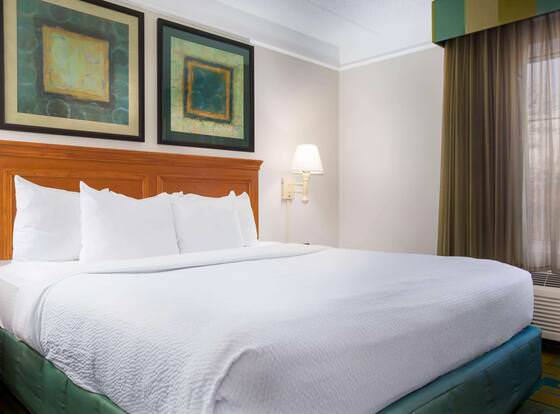 La Quinta Inn & Suites by Wyndham Austin Southwest allows check-in for 18 year-old guests