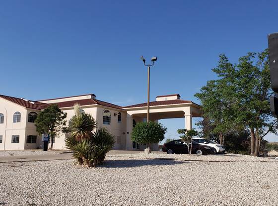 US Travelers Inn & Suites allows check-in for 18 year-old guests