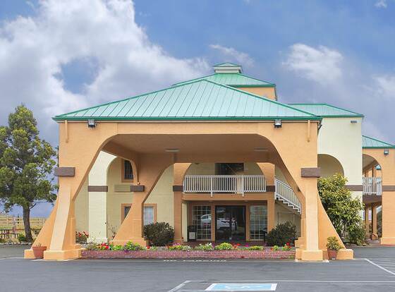 Quality Inn & Suites Crescent City Redwood Coast allows check-in for 18 year-old guests