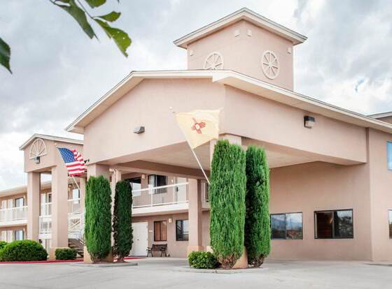 Econo Lodge Lordsburg I-10 allows check-in for 18 year-old guests