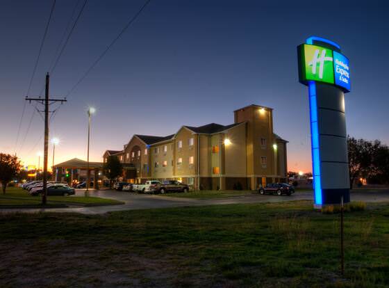 Holiday Inn Express Hotel & Suites Canyon, an IHG Hotel allows check-in for 18 year-old guests