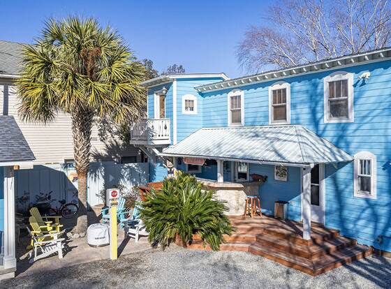 Island Guesthouse and Motel allows check-in for 18 year-old guests