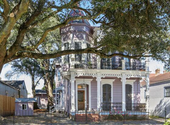 Historic Garden Dist. Victorian Mansion allows check-in for 18 year-old guests
