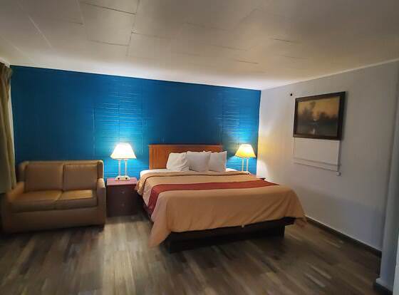 Blue Haven Motel I-75 North Exit 128&129 allows check-in for 18 year-old guests