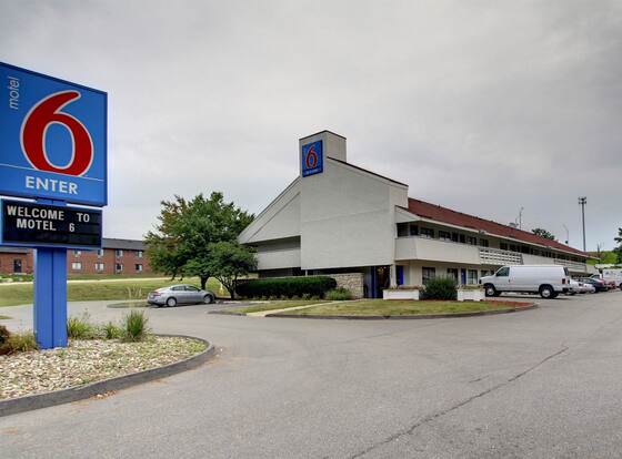 Motel 6 Cedar Rapids, IA allows check-in for 18 year-old guests