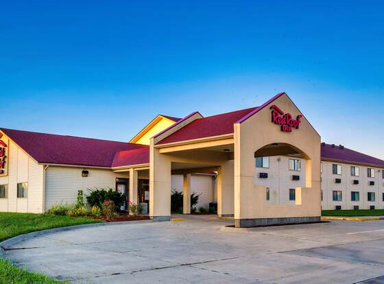 Red Roof Inn Holton allows check-in for 18 year-old guests