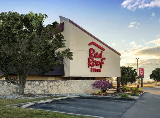 Red Roof Inn Lansing East – MSU allows check-in for 18 year-old guests