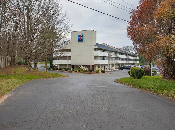 Motel 6 Charlotte, NC - Coliseum allows check-in for 18 year-old guests