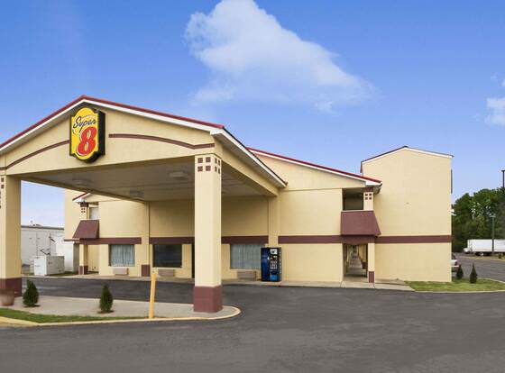Super 8 by Wyndham Chattanooga/East Ridge allows check-in for 18 year-old guests