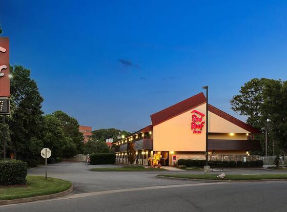 Red Roof Inn Virginia Beach allows check-in for 18 year-old guests