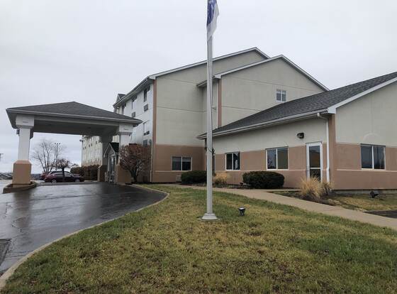 Holiday Inn Express Mt Vernon, an IHG Hotel allows check-in for 18 year-old guests