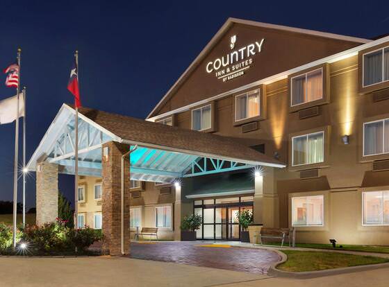 Country Inn & Suites by Radisson, Fort Worth West l-30 NAS JRB allows check-in for 18 year-old guests