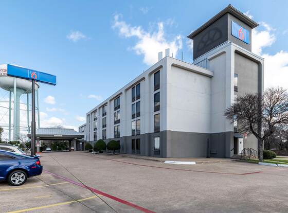 Motel 6 Lewisville, TX - Medical City allows check-in for 18 year-old guests