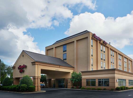 Hampton Inn Newport News-Yorktown allows check-in for 18 year-old guests