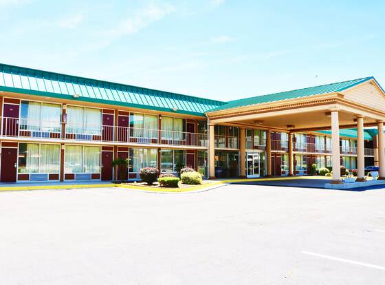 Red Roof Inn & Suites Cave City allows check-in for 18 year-old guests