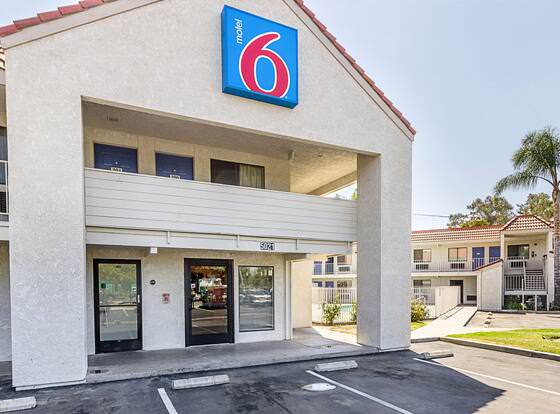 Motel 6 Fresno, CA allows check-in for 18 year-old guests