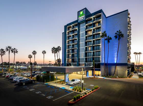 Holiday Inn Express And Suites Santa Ana - Orange County, an IHG Hotel allows check-in for 18 year-old guests