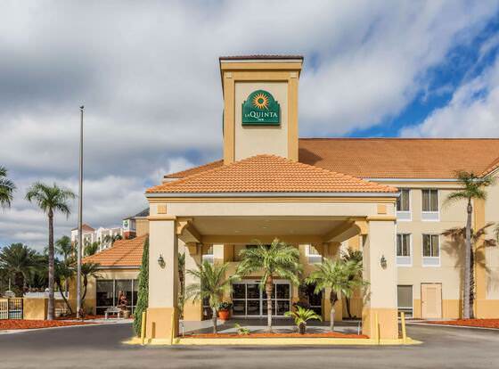 La Quinta Inn & Suites by Wyndham Orlando Universal area allows check-in for 18 year-old guests