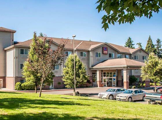 Comfort Suites Clackamas allows check-in for 18 year-old guests