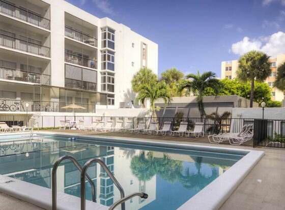 Le Cartier 325 - Condo 4 People, Sunny Isles allows check-in for 18 year-old guests