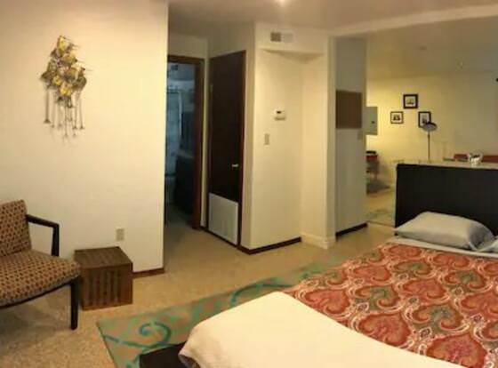 Eviestays Studio Close to OU, Downtown allows check-in for 18 year-old guests