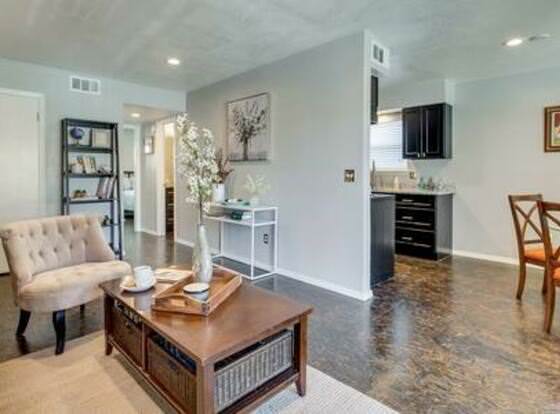 Evie's Campus-close 2 bedroom luxury allows check-in for 18 year-old guests