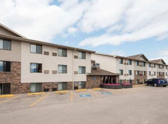 Serena Inn & Suites - Rapid City allows check-in for 18 year-old guests