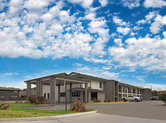 Studio 6 Waco, TX - Downtown - Baylor allows check-in for 18 year-old guests