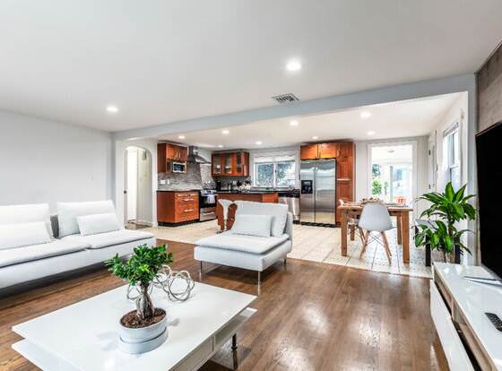 Modern and Luxurious Close to Downtown allows check-in for 18 year-old guests