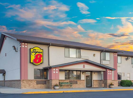 Super 8 by Wyndham Winnemucca NV allows check-in for 18 year-old guests
