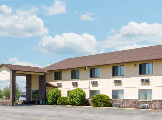 Super 8 by Wyndham Perry IA allows check-in for 18 year-old guests