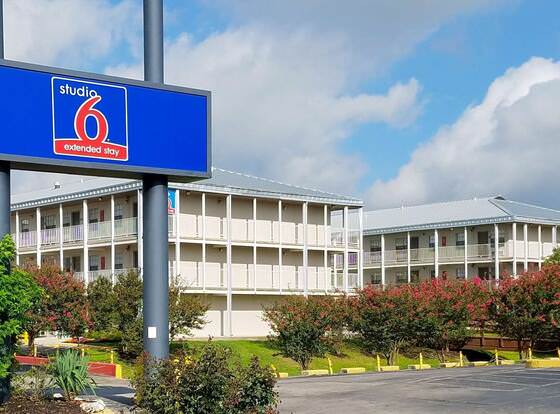 Studio 6 San Antonio, TX - Lackland AFB allows check-in for 18 year-old guests