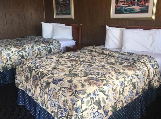 Sky-Palace Inn & Suites El Dorado allows check-in for 18 year-old guests