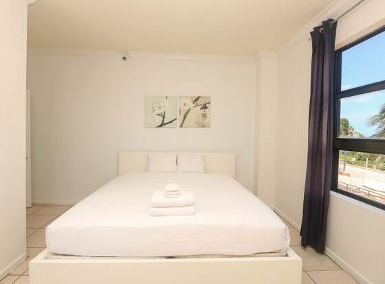 303 Ocean View Apt Hollywood Beach allows check-in for 18 year-old guests