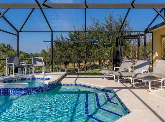 Emerald Resort 5 Bedroom 3 Bathroom Villa allows check-in for 18 year-old guests