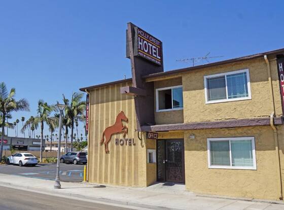 Holly Crest Hotel - Los Angeles, LAX Airport allows check-in for 18 year-old guests