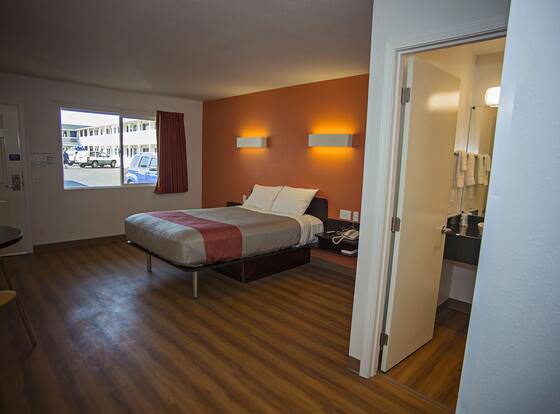 Motel 6 Crescent City, CA allows check-in for 18 year-old guests