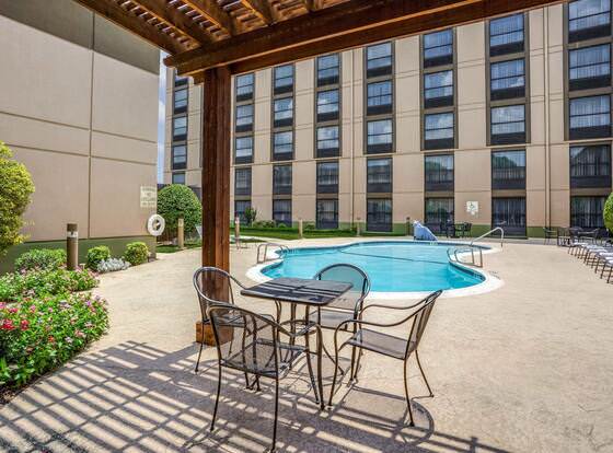 IBAN Dallas Park Central Hotel, Trademark by Wyndham allows check-in for 18 year-old guests