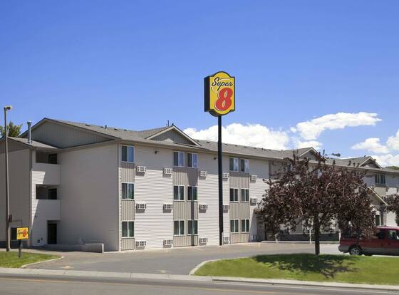 Super 8 by Wyndham Pocatello allows check-in for 18 year-old guests