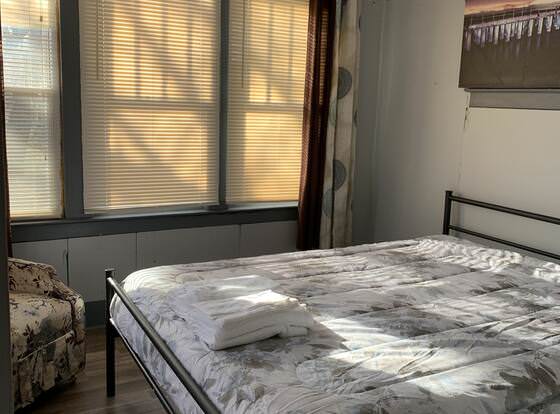 Budget Room Hospital Downtown Pontiac allows check-in for 18 year-old guests