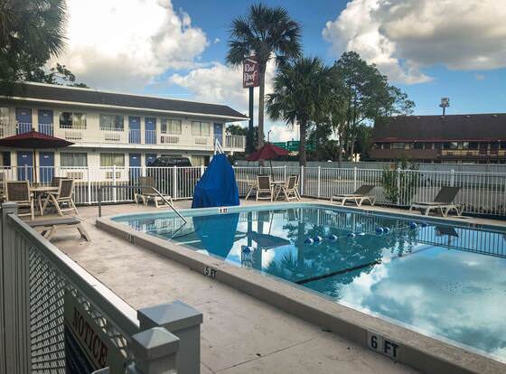 Motel 6 Jacksonville, FL - Orange Park allows check-in for 18 year-old guests