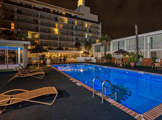 El Tropicano Riverwalk Hotel allows check-in for 18 year-old guests